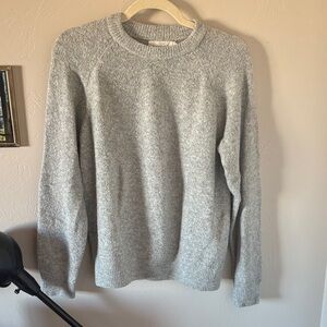 Woman’s Gray Crew Neck Sweater